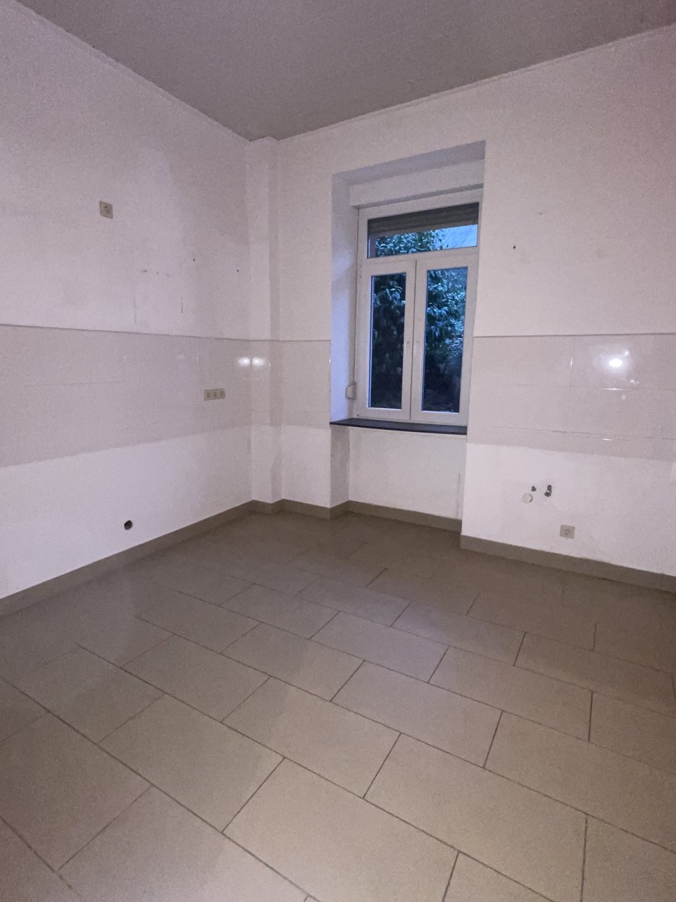 Sonnige 4 ZKB Erdgeschoß Altbau-Wohnung, Luisenstraße