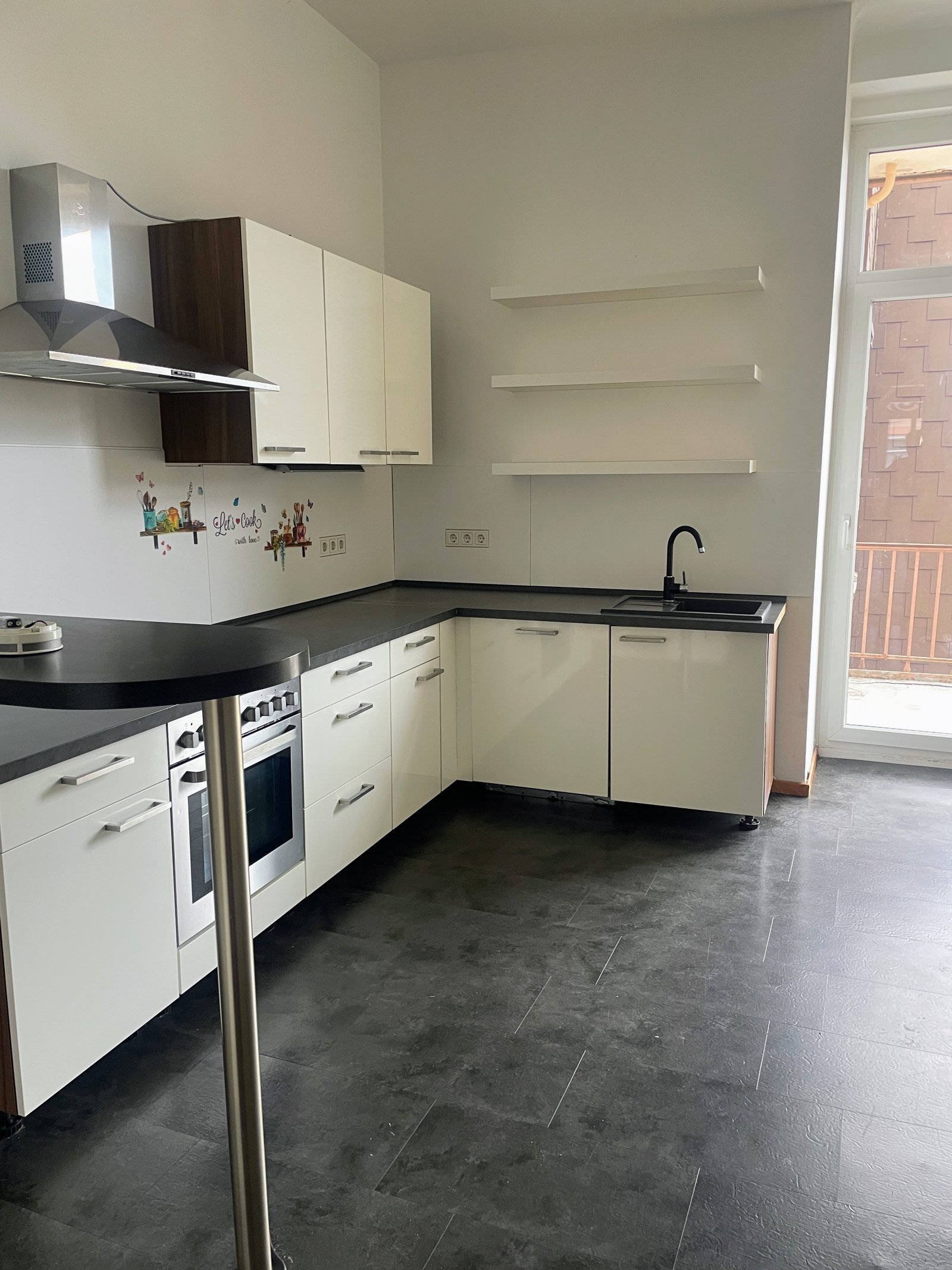 Rarität! Gepflegte 4-Zimmer, Küche und Bad Altbau-Wohnung mit EBK, Balkon und Gäste-WC