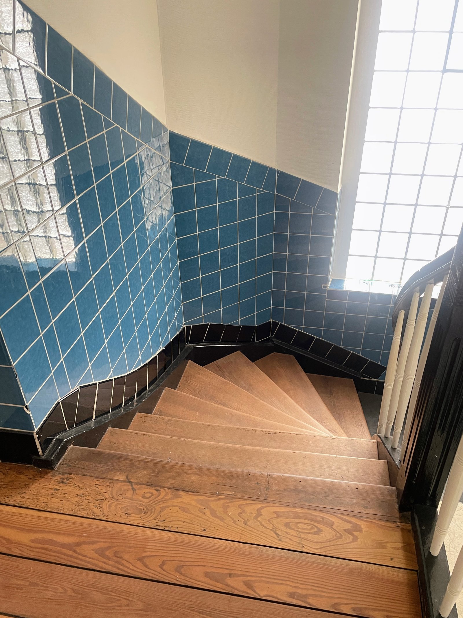 Rarität! Gepflegte 4-Zimmer, Küche und Bad Altbau-Wohnung mit EBK, Balkon und Gäste-WC