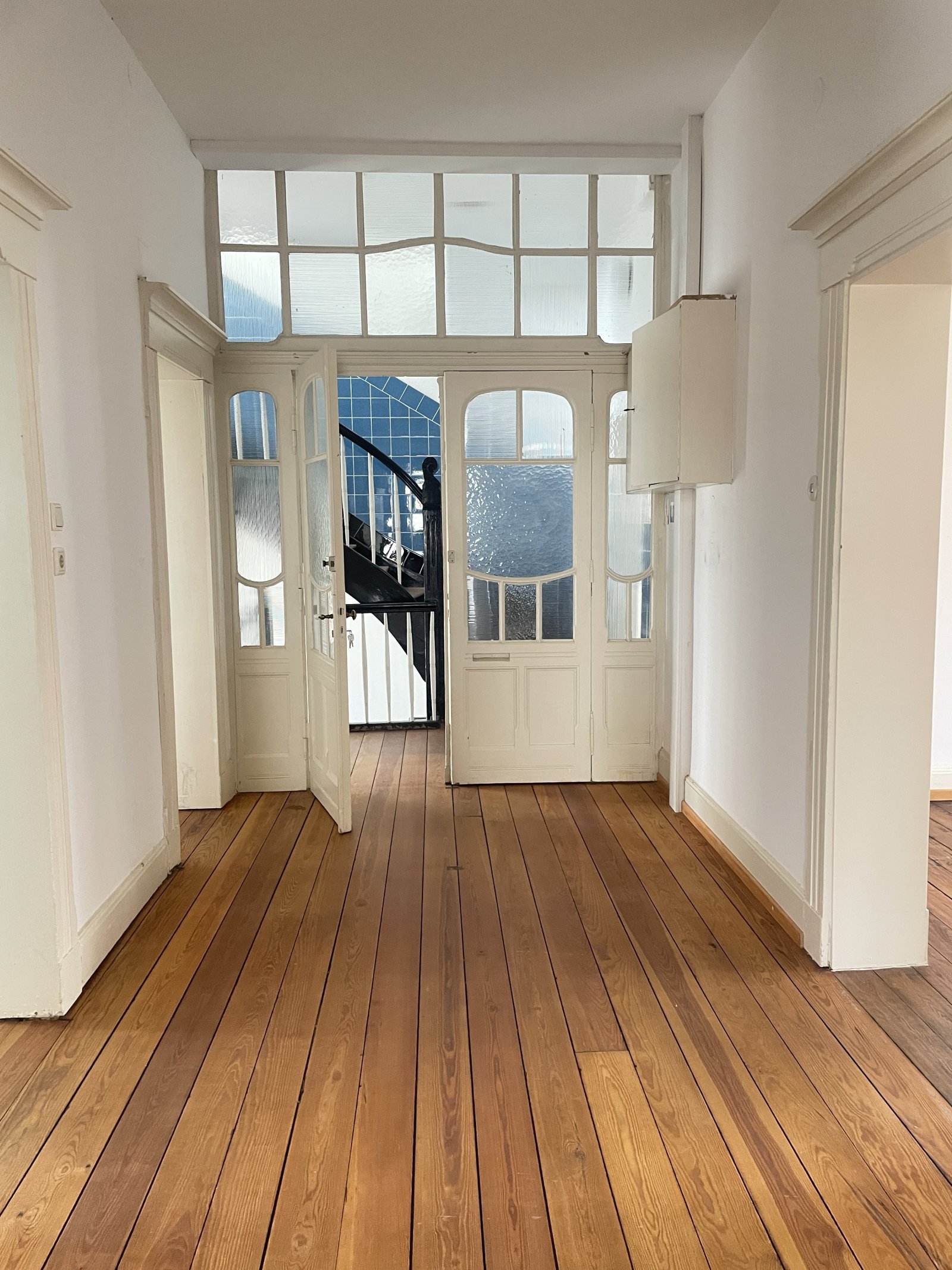 Rarität! Gepflegte 4-Zimmer, Küche und Bad Altbau-Wohnung mit EBK, Balkon und Gäste-WC