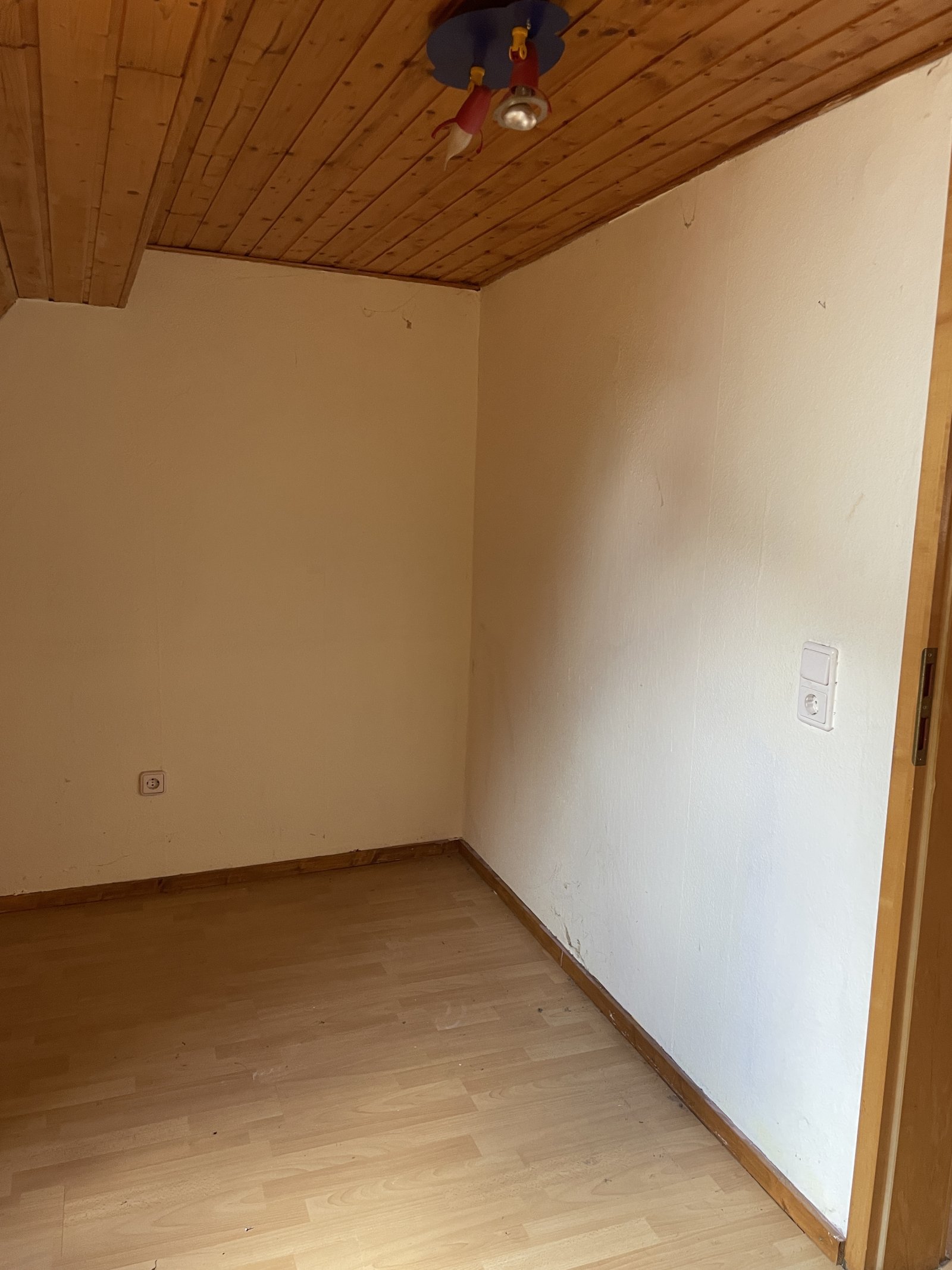 Sanierungspaket: 9 Interessante Wohneinheiten (2 MFH, 3 Reihenhäuser)in Pirmasens