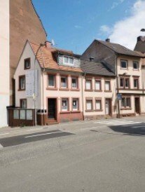 Sanierungspaket: 9 Interessante Wohneinheiten (2 MFH, 3 Reihenhäuser)in Pirmasens