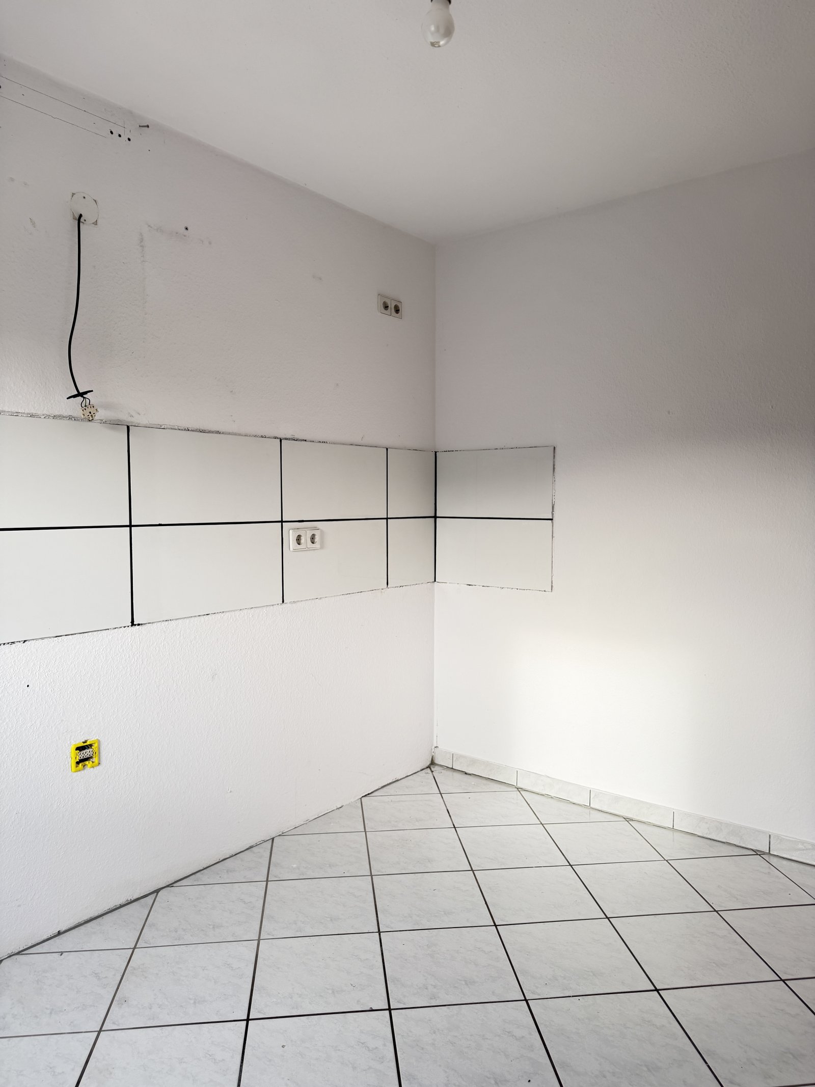 Gelegenheit! Neuwertige 3 Zimmer, Küche und Bad Eigentumswohnung mit Blick auf Burg Altdahn!