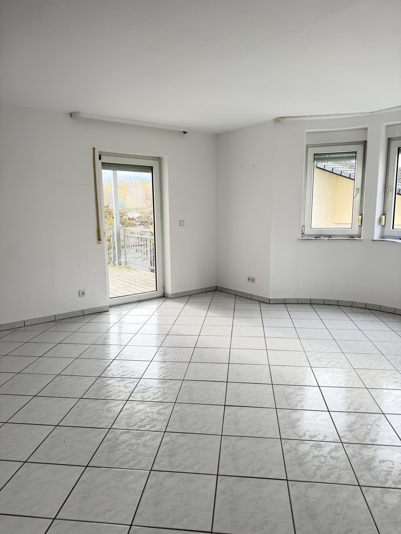 Gelegenheit! Neuwertige 3 Zimmer, Küche und Bad Eigentumswohnung mit Blick auf Burg Altdahn!