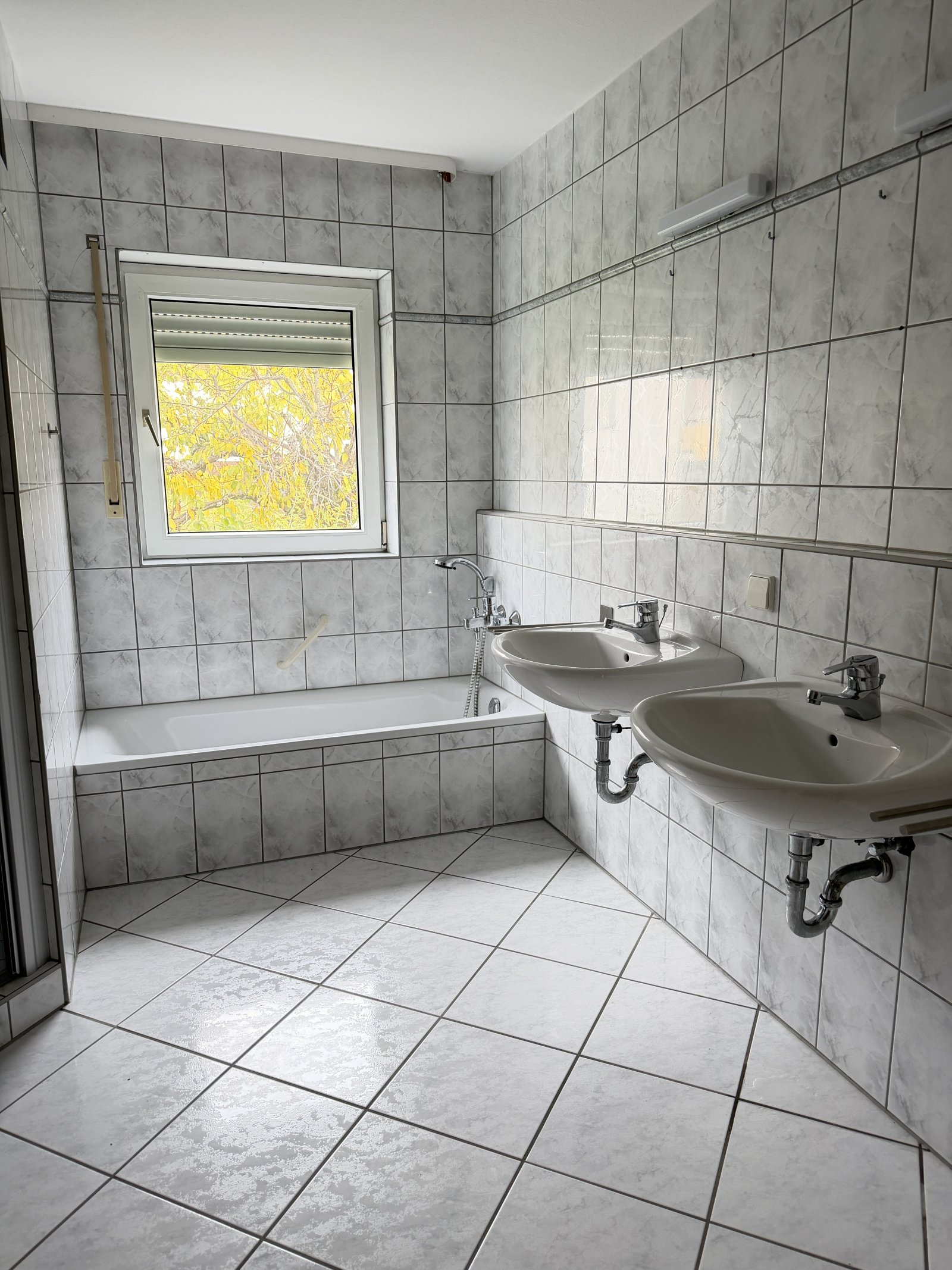 Gelegenheit! Neuwertige 3 Zimmer, Küche und Bad Eigentumswohnung mit Blick auf Burg Altdahn!