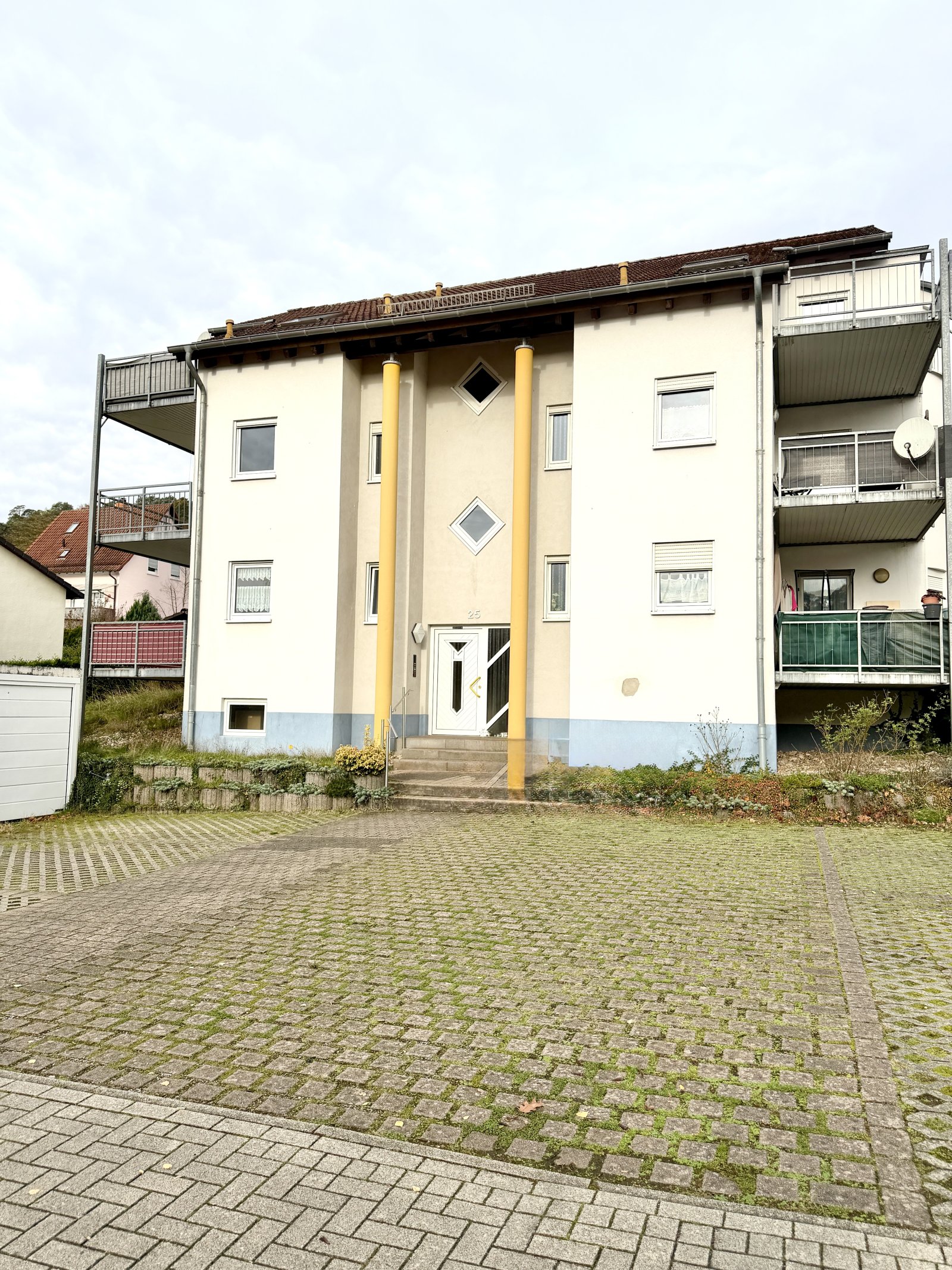 Gelegenheit! Neuwertige 3 Zimmer, Küche und Bad Eigentumswohnung mit Blick auf Burg Altdahn!