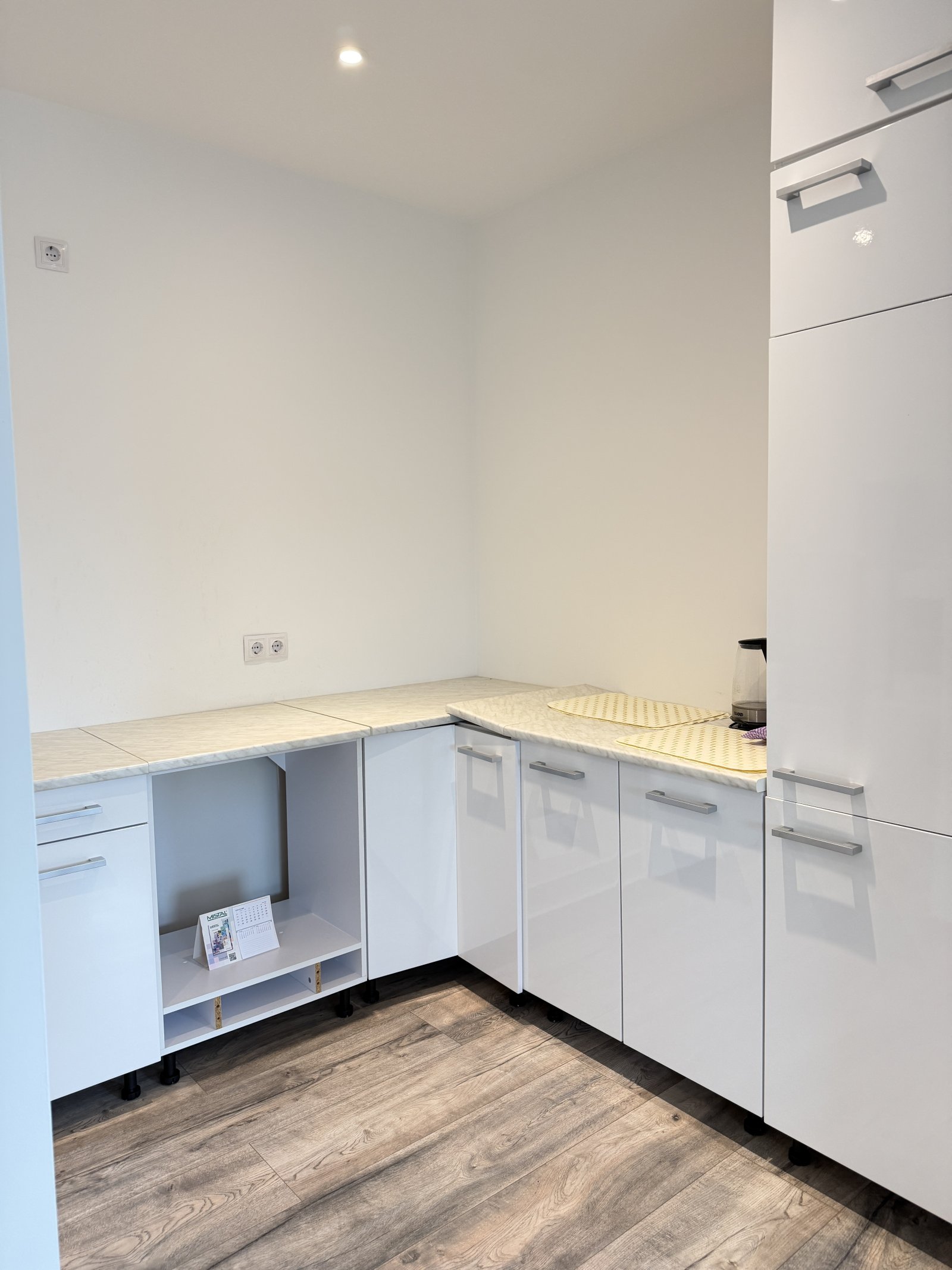 Renovierte 2 Zimmer Wohnung mit Kochnische, Badezimmer und Abstellraum