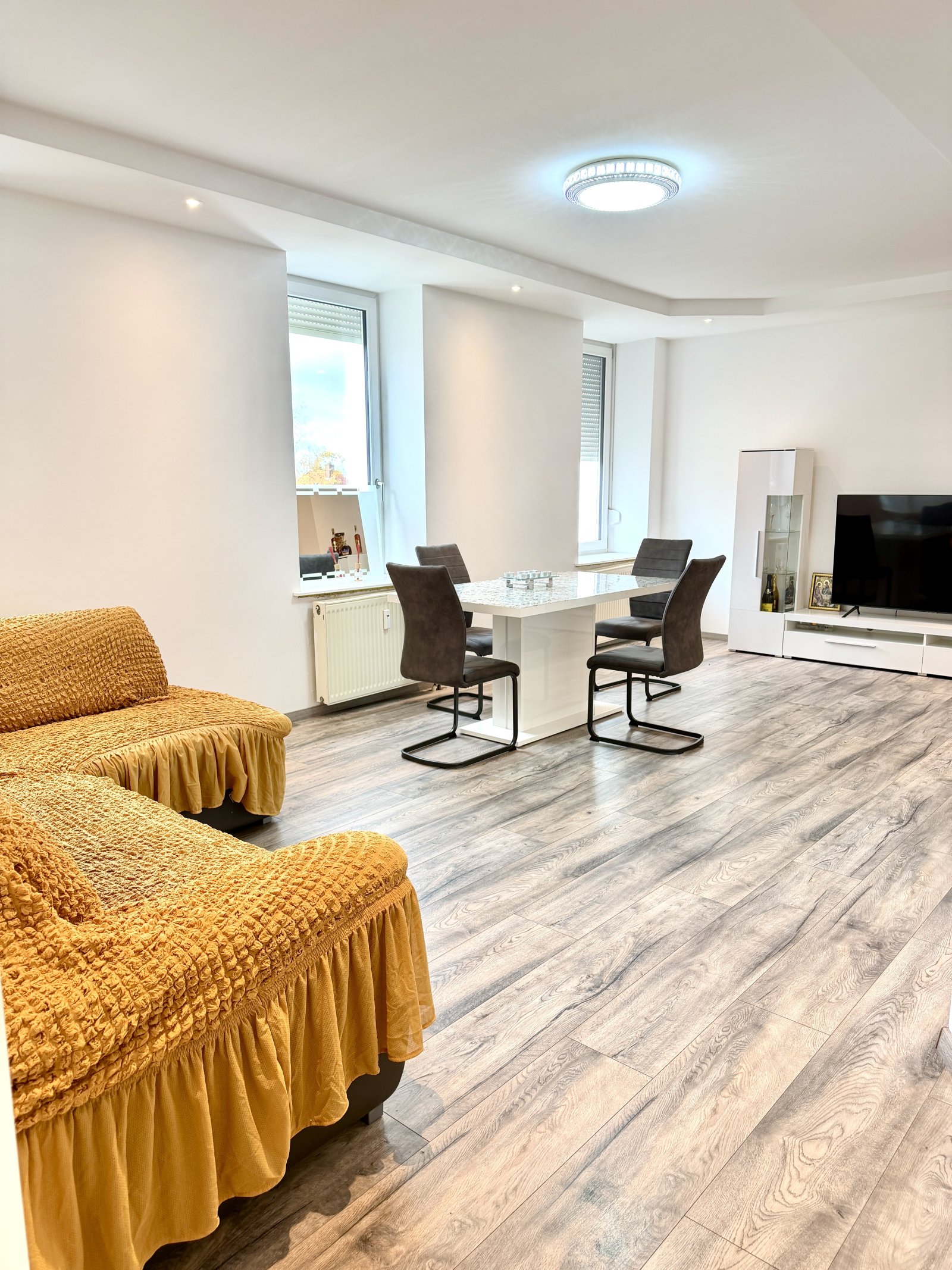 Pirmasens: Renovierte 2 Zimmer Wohnung mit Kochnische, Badezimmer und Abstellraum 