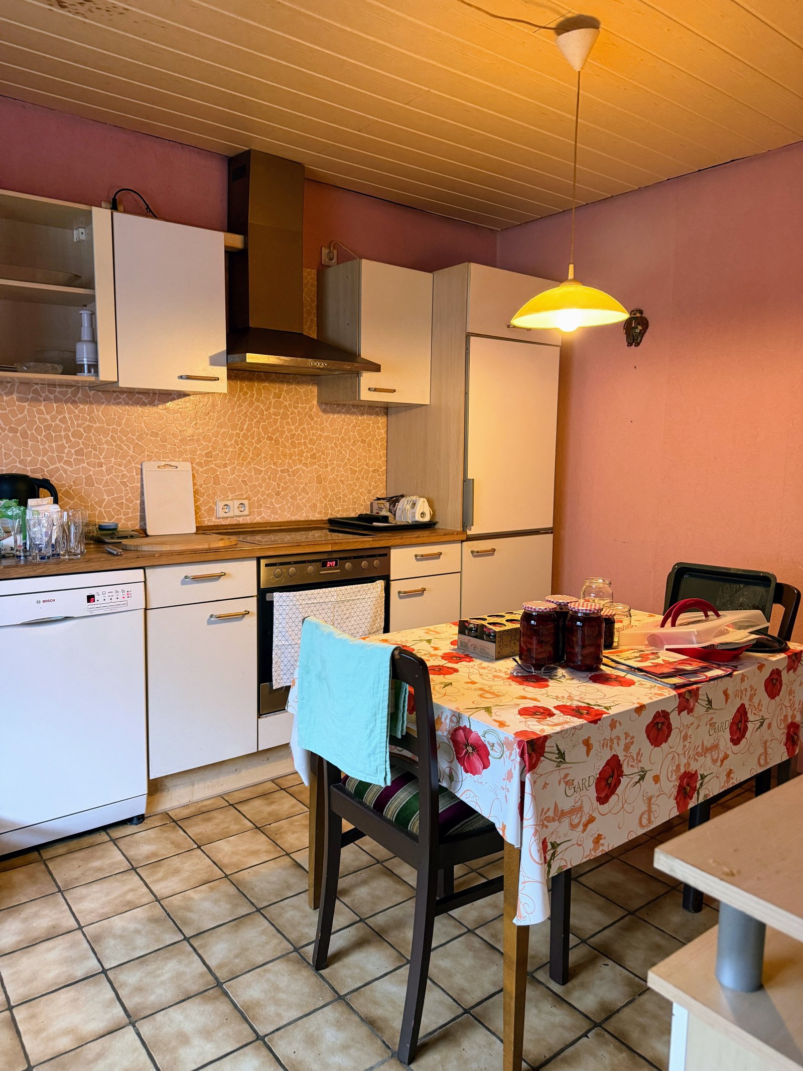 Gepflegtes Zwei- bis Dreifamilienhaus mit Ausbaupotential