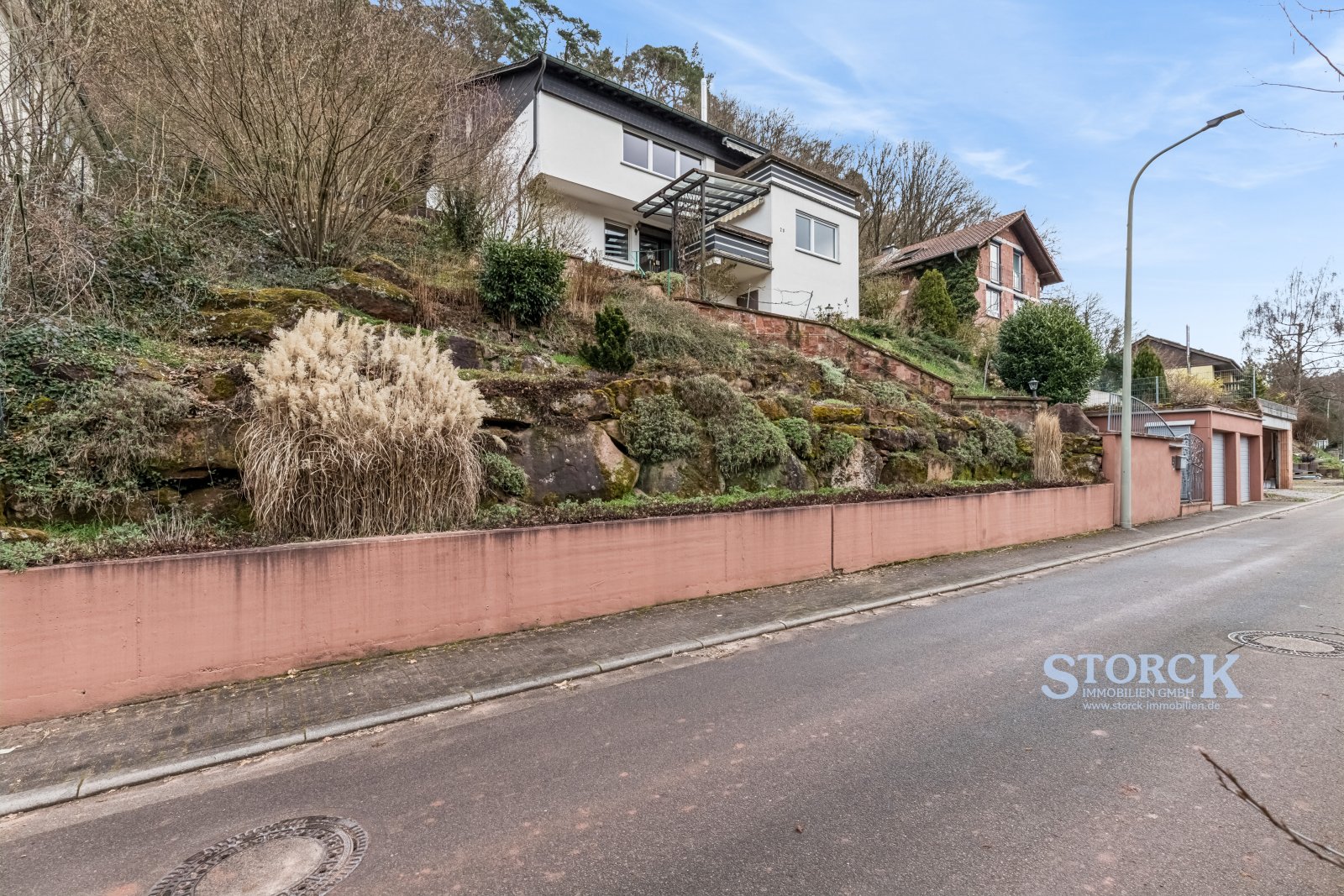 Wohnen mit Burgblick - Einfamilienhaus in ruhiger Waldrandlage mit großem Grundstück