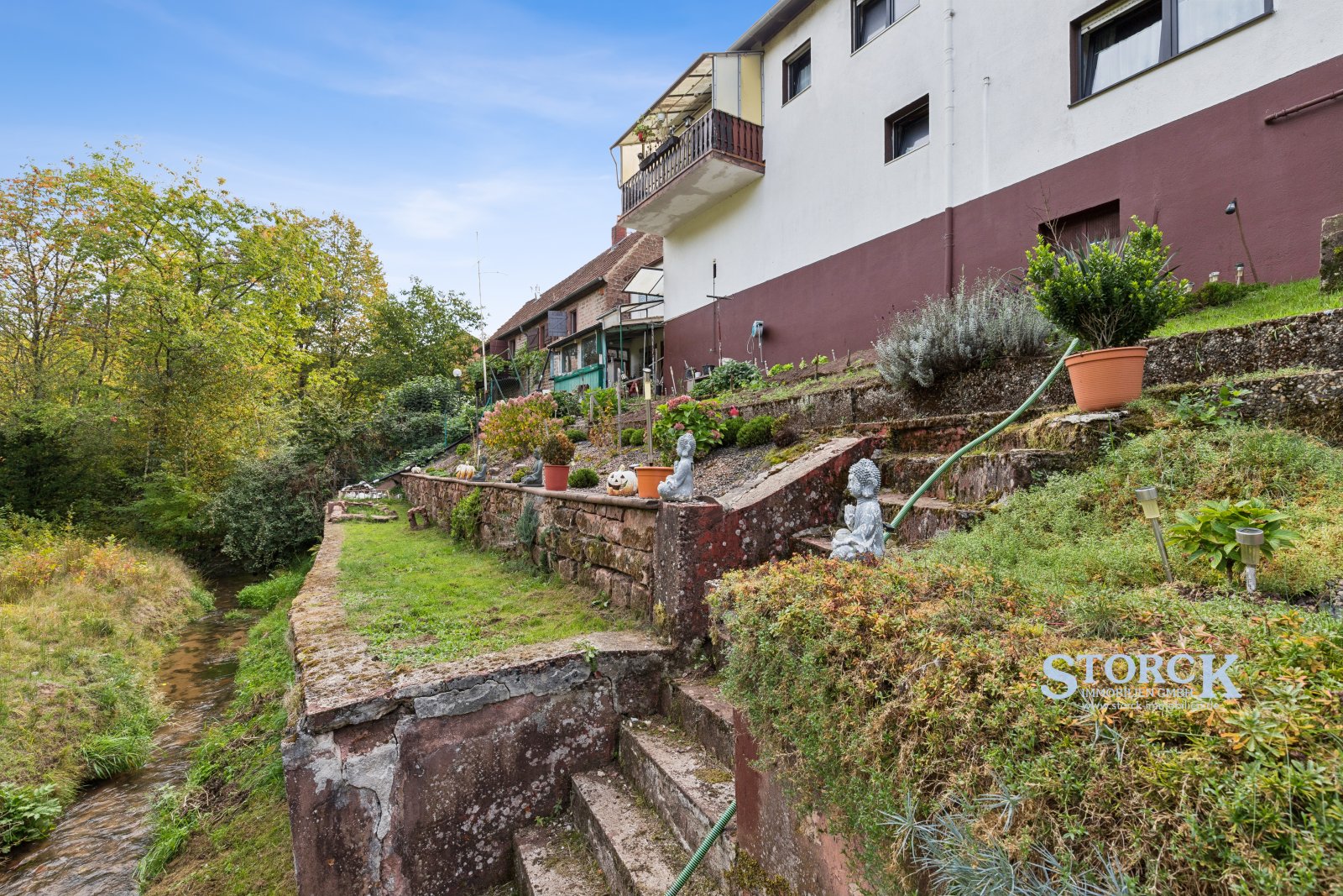  Viel Platz für neue Ideen – Wohnhaus mit zwei Garagen, Balkon und kleinem Garten Lemberg-Langmühle