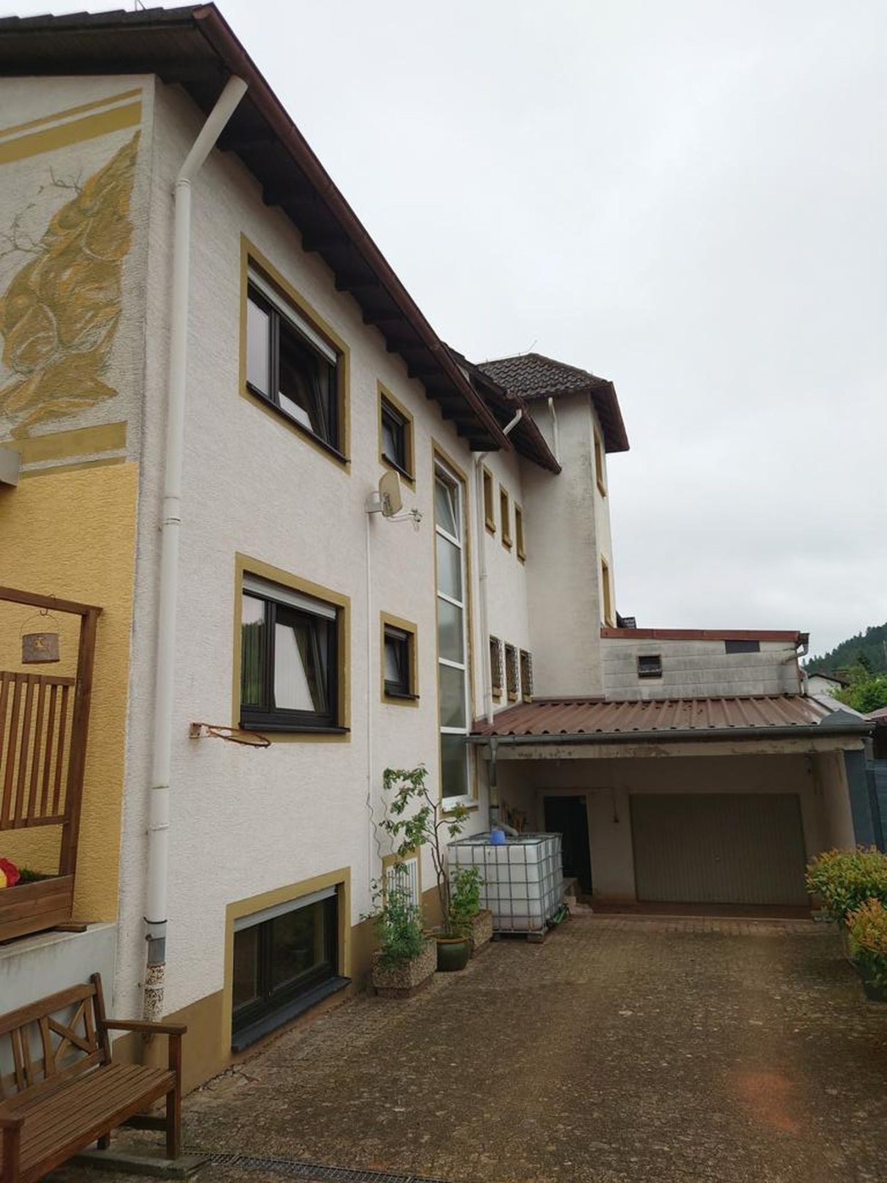 Hofeinfahrt mit Garage Hofeinfahrt mit Garage