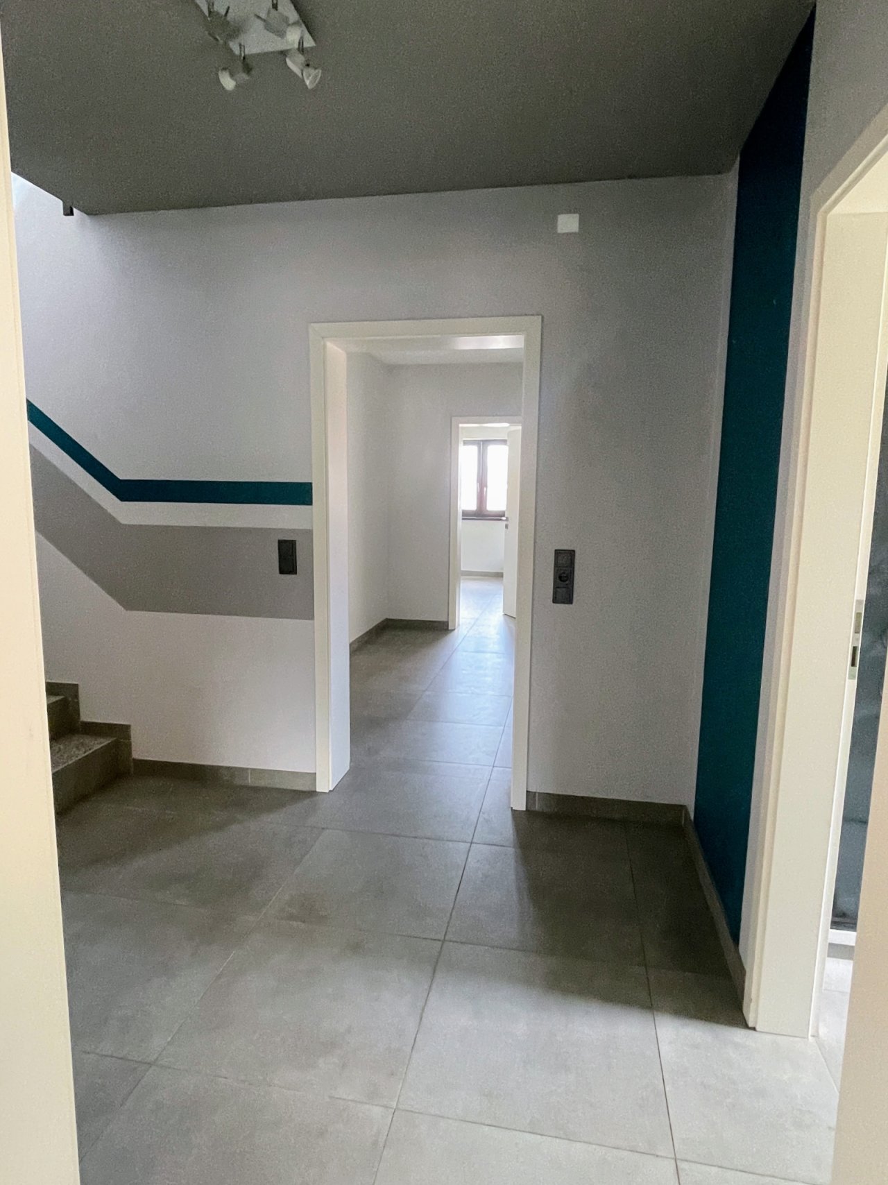 Flur und Treppenhaus zum 1. OG Flur und Treppenhaus zum 1. OG